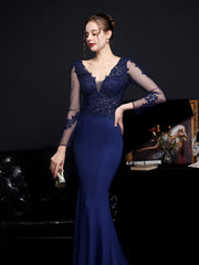 Abendkleid aus Spitze mit langen Ärmeln