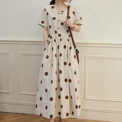 Figurschmeichelndes, schlichtes A-Linien-Kleid mit Polka-Dots
