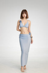 Bikini-Set in staubblauem Blumenmuster mit passendem Maxi-Sarongrock