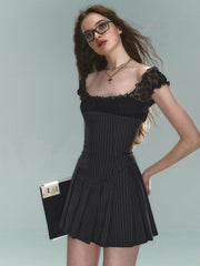 Minikleid mit Nadelstreifen und Spitzenbesatz - Damen-Cocktailkleid mit kurzen Ärmeln, eckigem Ausschnitt und ausgestelltem Rock