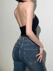 Einfarbiges, figurbetontes Tanktop mit rückenfreiem Neckholder von einem Modelabel 