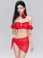 Rotes schulterfreies Rüschenbikini-Set mit transparentem Sarong
