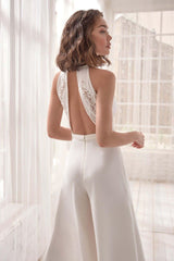 Eleganter Jumpsuit mit tiefem V-Ausschnitt und Neckholder
