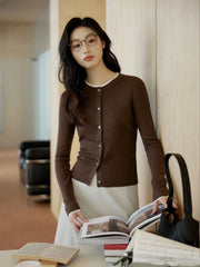 Strickjacke mit Knöpfen und weißem Innenfutter
