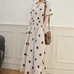 Figurschmeichelndes, schlichtes A-Linien-Kleid mit Polka-Dots