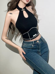 Einfarbiges, figurbetontes Tanktop mit rückenfreiem Neckholder von einem Modelabel 