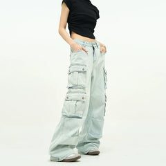 Baggy-Cargo-Jeans in heller Waschung mit mehreren aufgesetzten Taschen