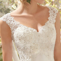 Romantisches, charmantes Braut-Abendkleid mit V-Ausschnitt und Spitze aus Mesh 
