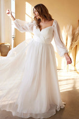 Abendkleid mit tiefem Ausschnitt und Schlitz 