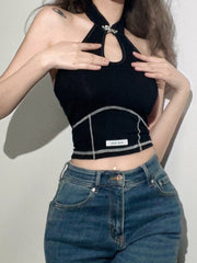 Einfarbiges, figurbetontes Tanktop mit rückenfreiem Neckholder von einem Modelabel 