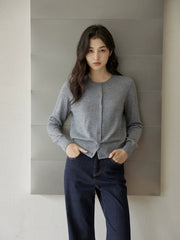 Klassische graue Strickjacke mit Knöpfen