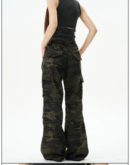 Cargohose mit Camouflage-Print, weitem Bein und vielen Taschen