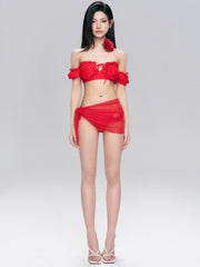 Rotes schulterfreies Rüschenbikini-Set mit transparentem Sarong