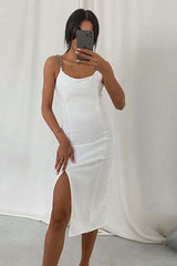 Hüftgeschlitztes, umwickeltes U-Ausschnitt-Kleid mit Kettenträgern