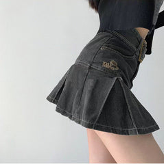 Schmal geschnittener, kurzer Faltenrock aus Denim 