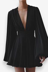 kurzes schwarzes Kleid mit Puffärmeln und V-Ausschnitt