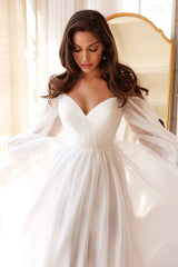 Abendkleid mit tiefem Ausschnitt und Schlitz 