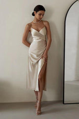 Trägerkleid mit rückenfreiem Schlitz