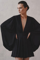kurzes schwarzes Kleid mit Puffärmeln und V-Ausschnitt