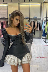 Schwarzes Lederkleid mit tiefem Ausschnitt und Schnürung sowie Rüschen