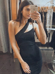 Schmale, schulterfreie Kleid 