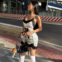 Spitzenkleid mit V-Ausschnitt, Falten und Print aus Satin