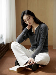 Strickjacke mit Knöpfen und weißem Innenfutter