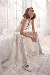 Eleganter Jumpsuit mit tiefem V-Ausschnitt und Neckholder
