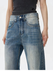 Schwere, kniebelastete, ausgefranste, weite blaue Jeans