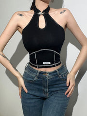 Einfarbiges, figurbetontes Tanktop mit rückenfreiem Neckholder von einem Modelabel 