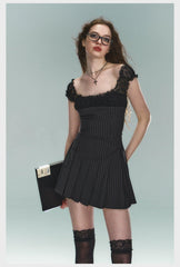 Minikleid mit Nadelstreifen und Spitzenbesatz - Damen-Cocktailkleid mit kurzen Ärmeln, eckigem Ausschnitt und ausgestelltem Rock