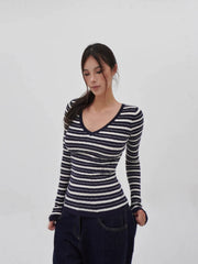 Schmal geschnittener Langarmpullover mit tiefem V-Ausschnitt 