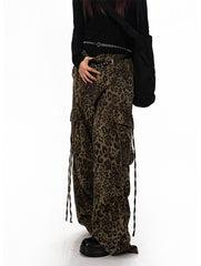 Cargohose mit weitem Bein und Leopardenmuster