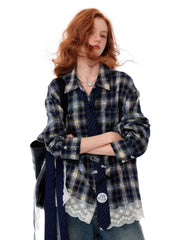 Karobluse mit Spitzenbesatz und Knöpfen