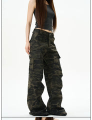 Cargohose mit Camouflage-Print, weitem Bein und vielen Taschen