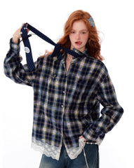 Karobluse mit Spitzenbesatz und Knöpfen
