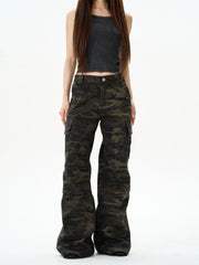 Cargohose mit Camouflage-Print, weitem Bein und vielen Taschen