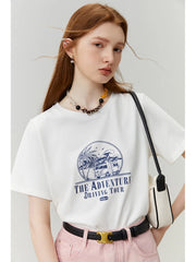 Lässiges weißes T-Shirt mit Schulterausschnitt vorne