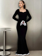 Langes, figurbetontes Kleid mit ausgestellten Ärmeln