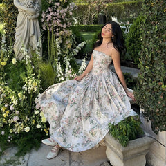 Weißes, geblümtes Midi-Festkleid
