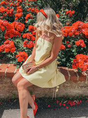 Plissiertes gelbes Trägerkleid mit Blumenmuster
