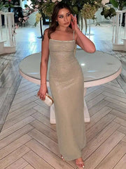 Paillettenbesetztes, figurbetontes Midikleid