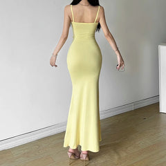 Gelbes Midikleid mit 3D-Blumenausschnitt