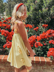 Plissiertes gelbes Trägerkleid mit Blumenmuster