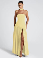 Rückenfreies, geschlitztes, trägerloses Maxikleid mit Schleife