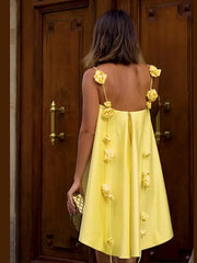 Plissiertes gelbes Trägerkleid mit Blumenmuster