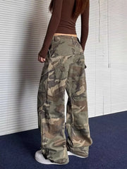 Gewaschene Camouflage-Cargohose mit Falten