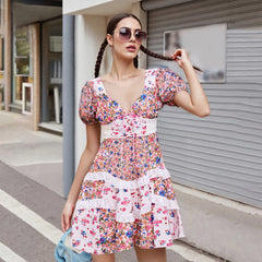 Minikleid mit Spitze, Schleife, V-Ausschnitt und Blumenmuster