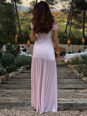 Rosa, figurbetontes Kleid mit Blumenmuster und Raffungen