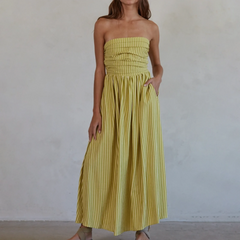 Gestreiftes, trägerloses, fließendes Midi-Kleid